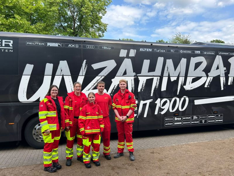 Die Einsatzkräfte vor dem Mannschaftsbus der Borussia Mönchengladbach